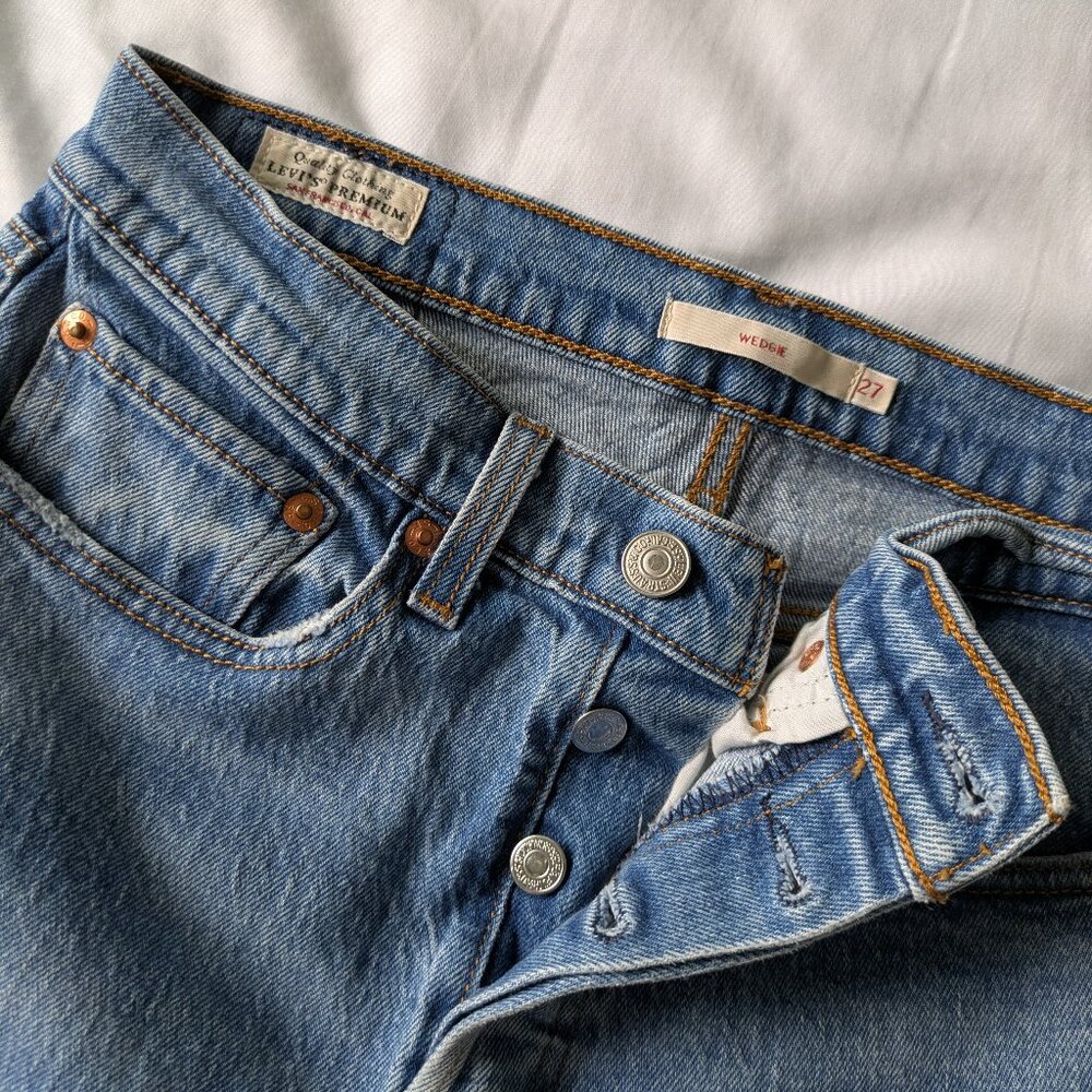 Levi's Premium Wedgie Jeans 27Wx27L Medium Wash